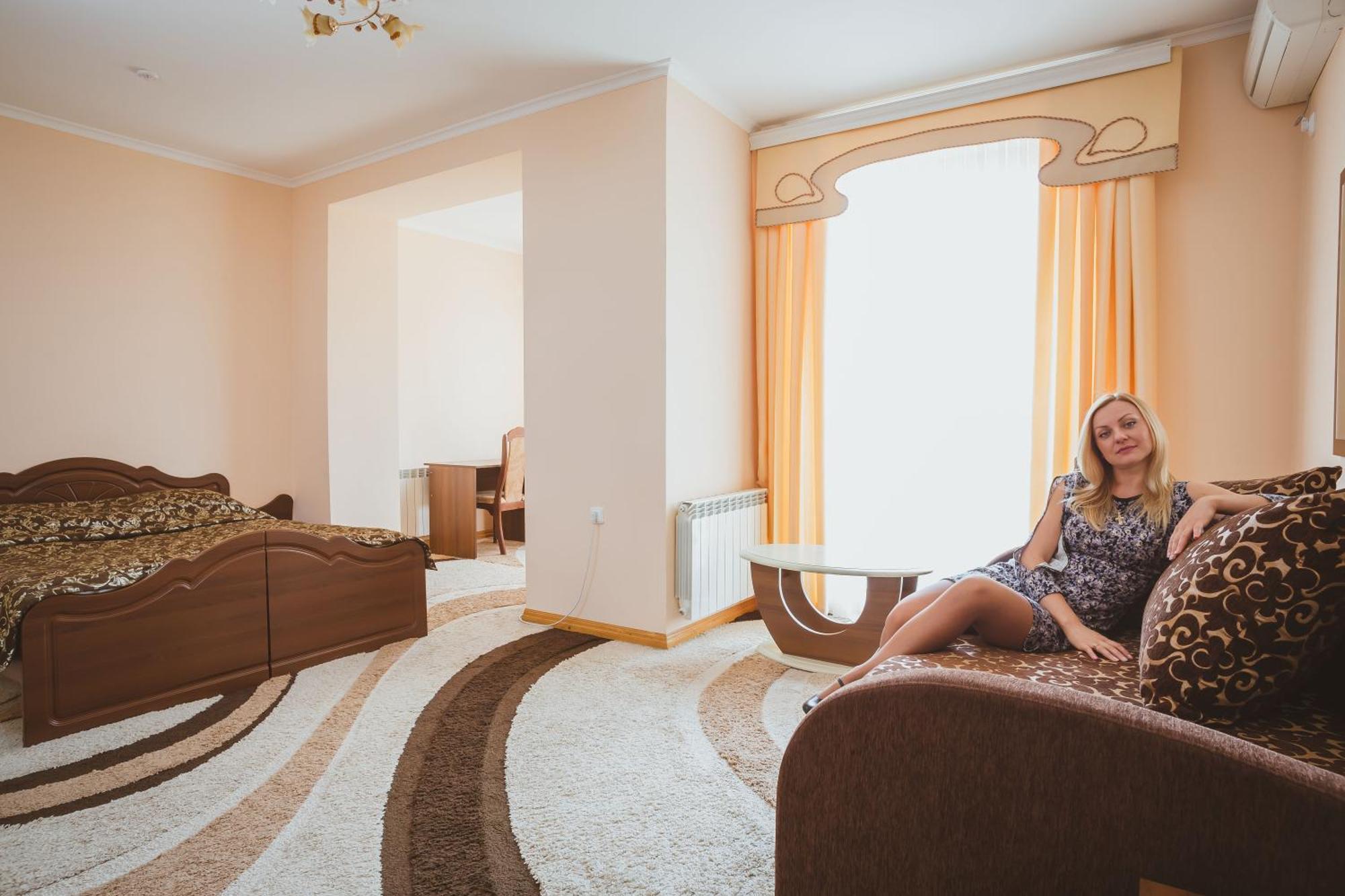Andinna Hotel Чернивци Екстериор снимка