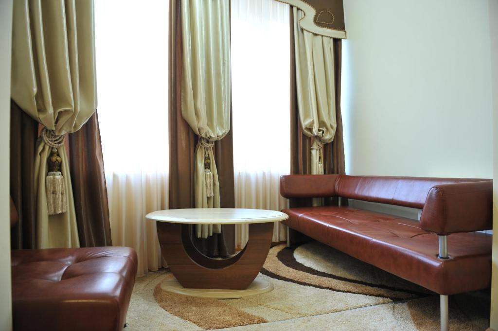 Andinna Hotel Чернивци Екстериор снимка